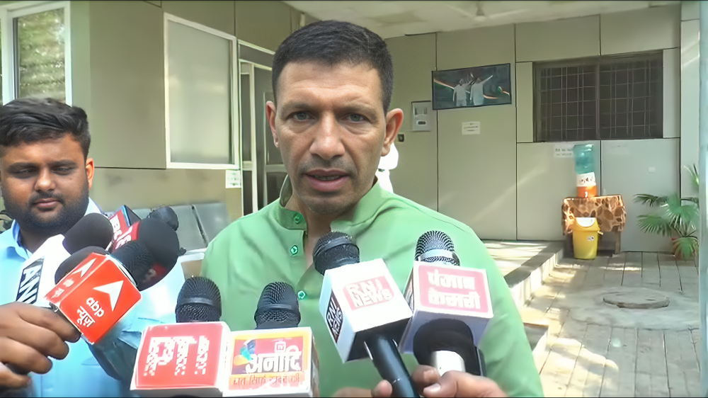 ये कायर और डरी हुई सरकार 