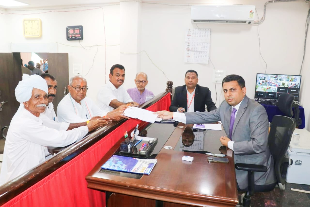  दिग्विजय सिंह और ज्योतिरादित्य ने परचा भरा  