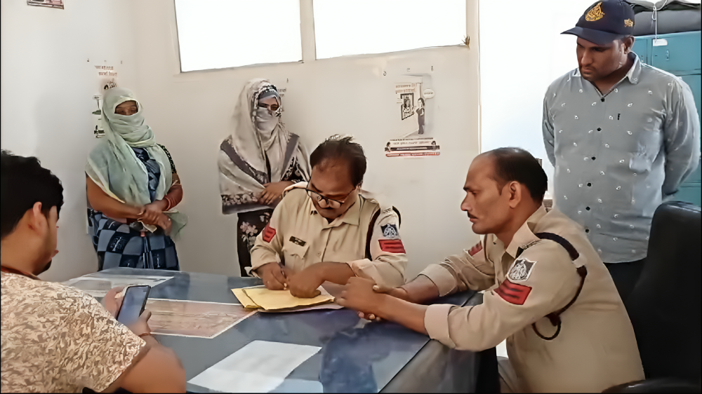 महिला चोर व्यपारी के रुपये लेकर भागीं 