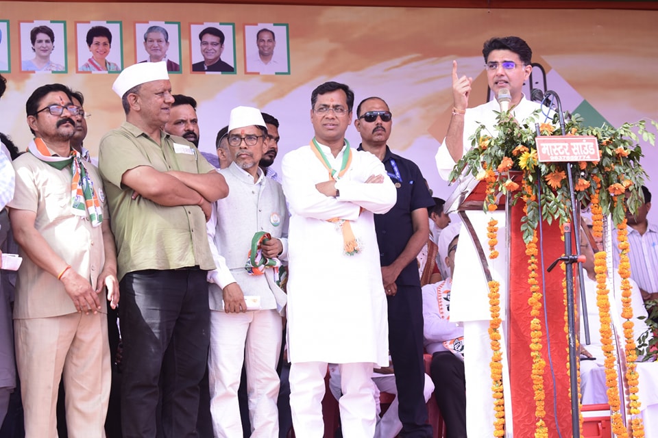 सरकार महंगाई और रोजगार पर चर्चा से डरती है 