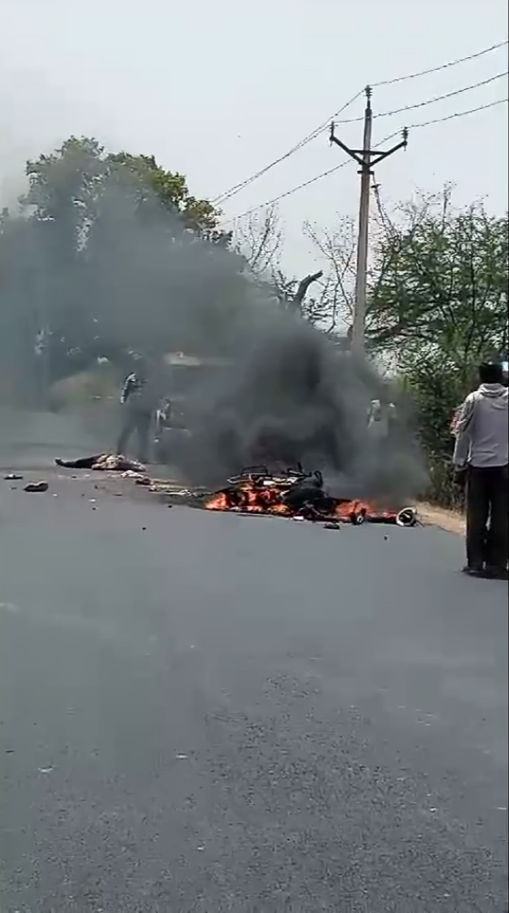 बोलेरो से टक्कर के बाद बाइक में लगी आग 