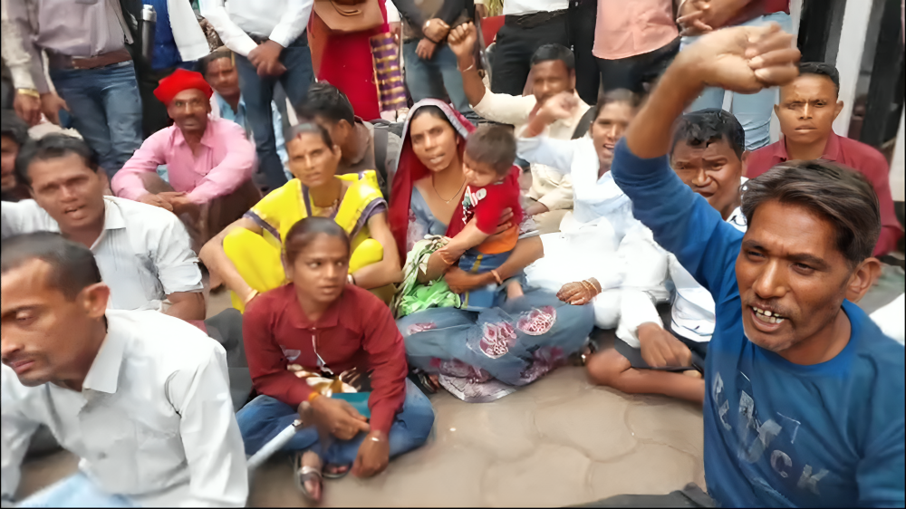 जल संसाधन विभाग के सामने प्रदर्शन 