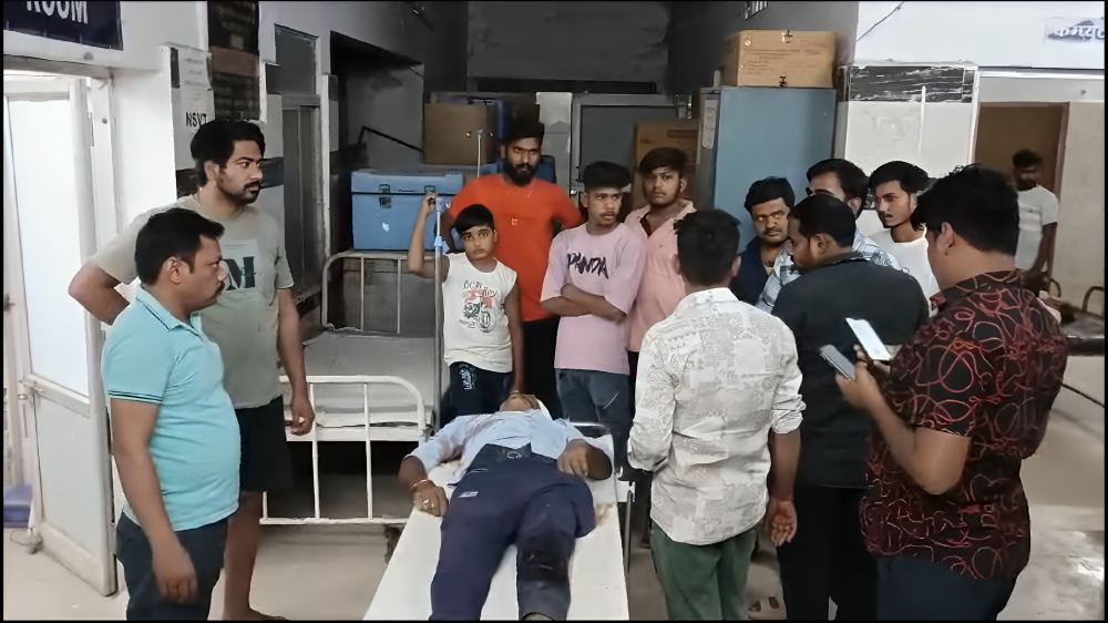 सड़क किनारे ट्रक से टकराई बाइक 