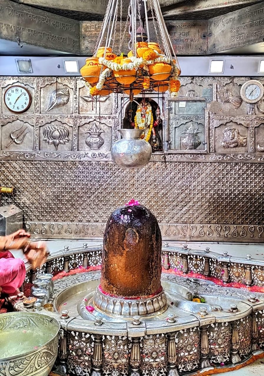 हर कलश पर नदी का नाम 