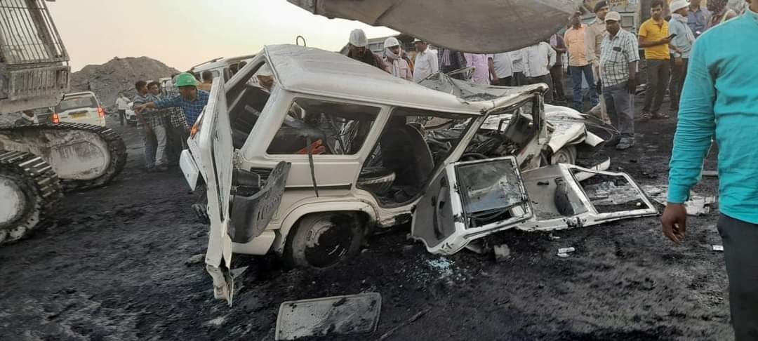 होलपैक डंपर ने बोलेरो वाहन को कुचला 