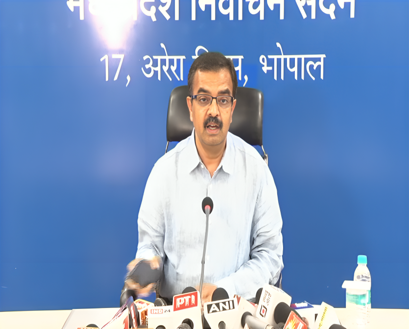 मतदान केन्द्रों की स्थिति का जायजा लिया 