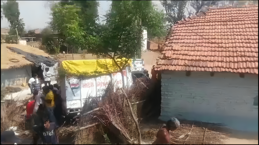 पिकअप वाहन घर में घुसा 