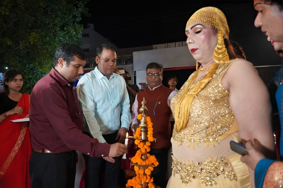 वोट प्रतिशत बढ़ाने के लिये ट्रांसजेंडर्स का फैशन शो 