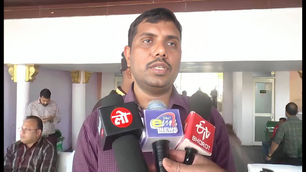 मतदान केंद्रों के लिए ईवीएम मशीन रवाना 