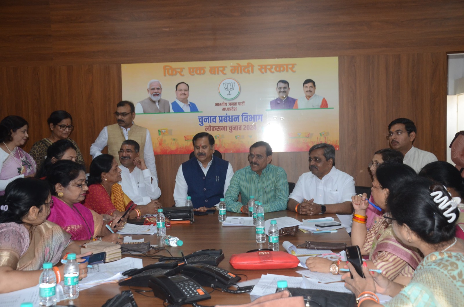 वोट प्रतिशत बढ़ाने में जुटी महिला नेत्रियां 