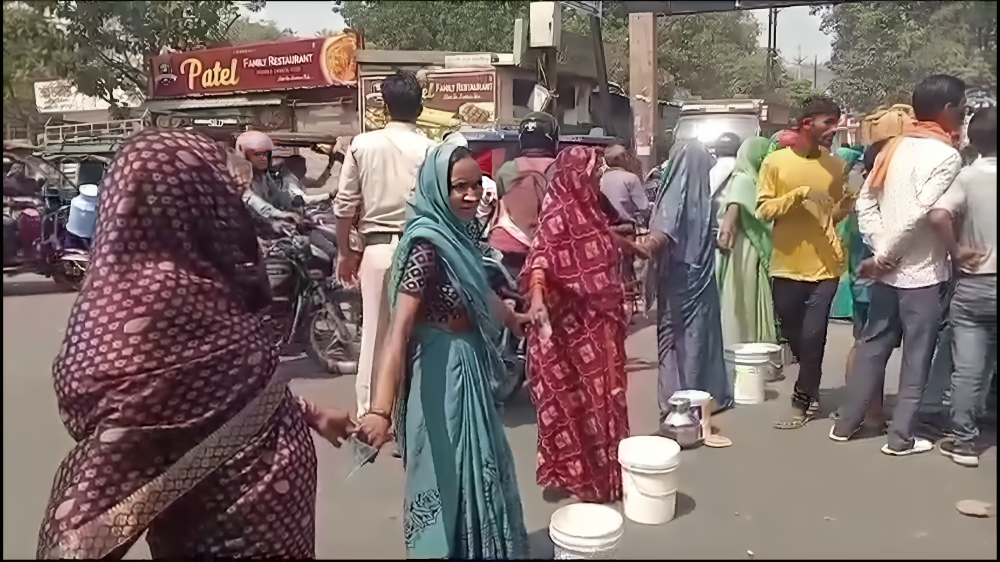 पेयजल समस्या को लेकर मंत्री के बंगले का घेराव