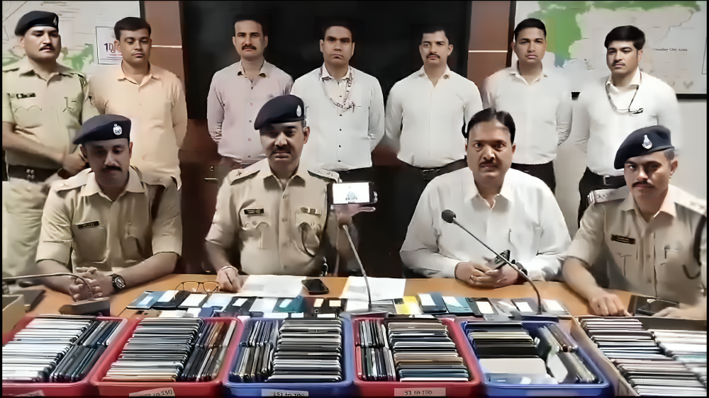 ग्वालियर पुलिस ने लौटाए गुम हुए 501 मोबाइल 
