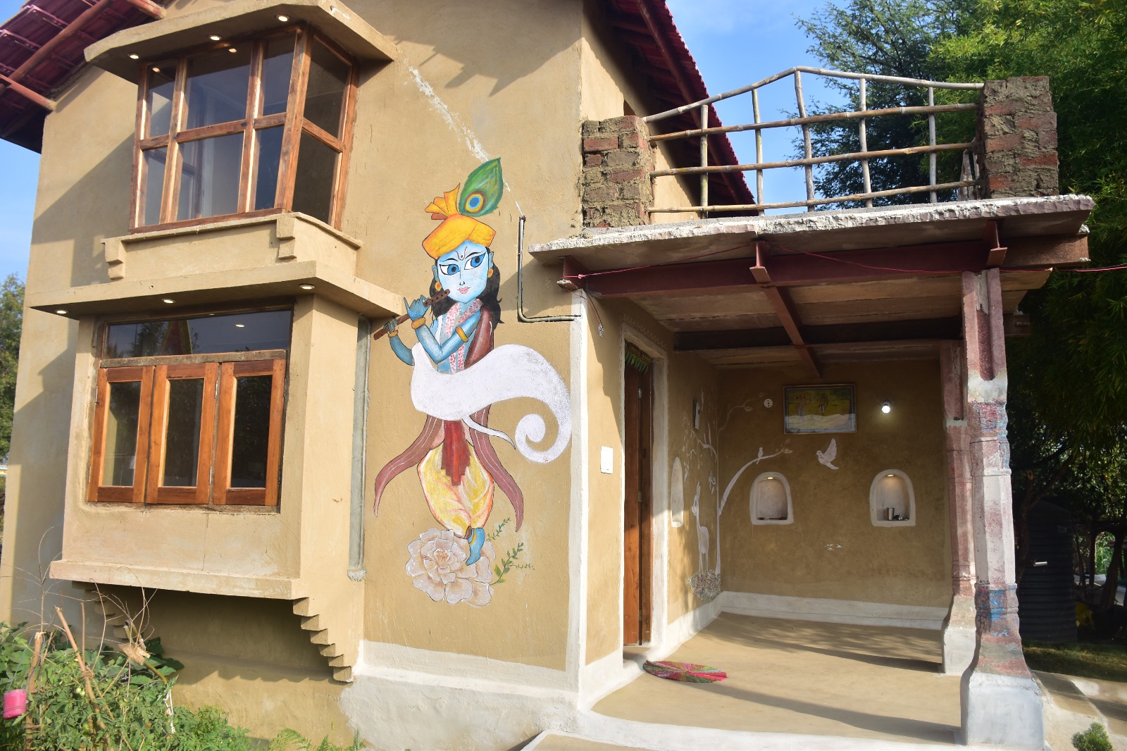 Foreigners are enjoying the hospitality 