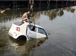 dewas, Car fell , pond without railing