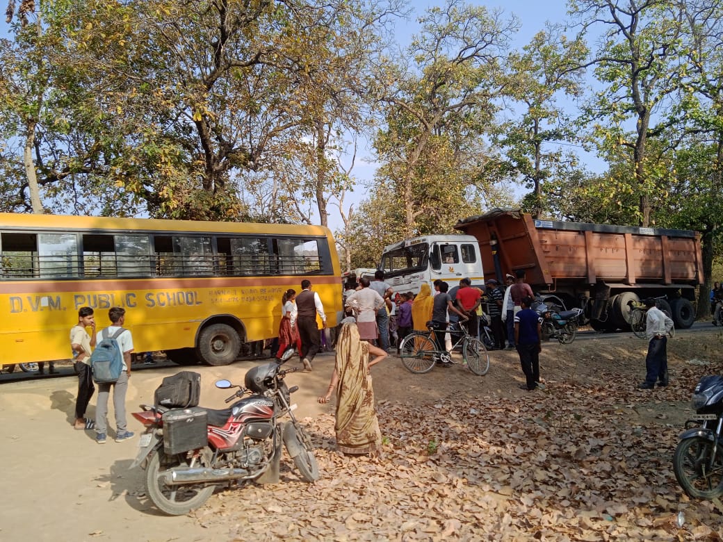 anuppur, Trailer collides , school bus