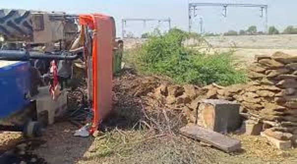 morena, Tractor-trolley loaded , soil overturned