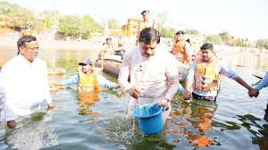 bhopal,CM did Shramdaan , Shipra river