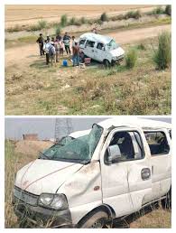 khatima,   van full of devotees ,fell into a ditch