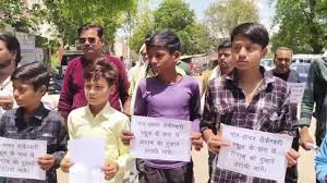 chatarpur, BJP leader protested, school children