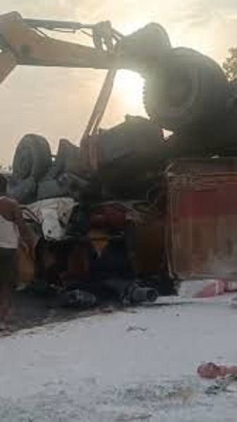 rewa,   truck loaded with putty, overturned 