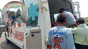 khandwa,   government ambulance ,patient broke down  