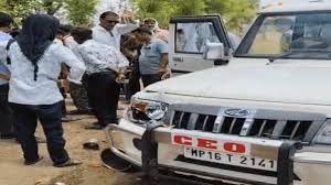 chatarpur,   government vehicle ,hit a chaat cart
