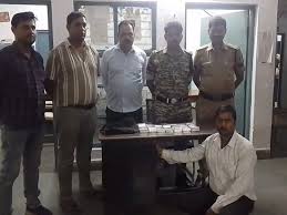 chatarpur, Police arrested , smuggler