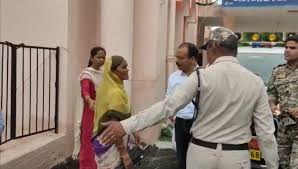 dindori, Collector got angry , tribal woman
