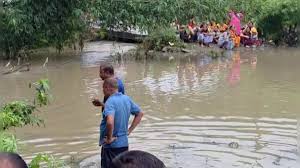 rewa,   innocent child , drain