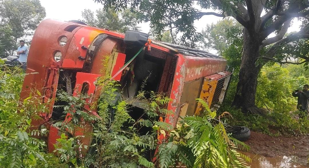 anuppur,   bus overturned,steering failure