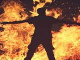 gwalior,   youth set   fire, police station