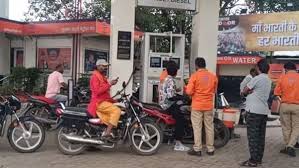 bhopal, Leaving the house ,without a helmet  