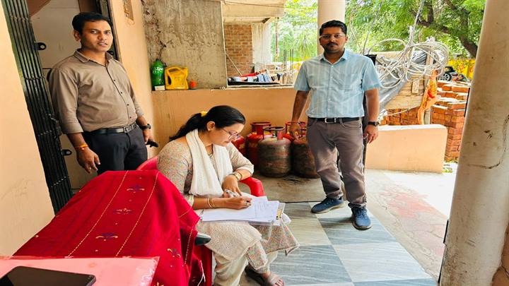 indore, Illegal refilling , residential area