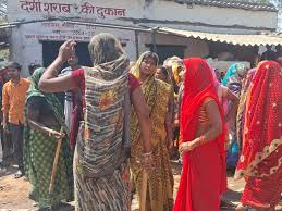 khandwa, Women protest ,against alcoholics