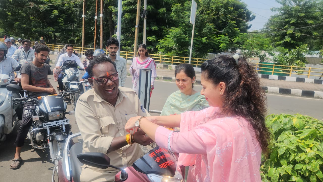 bhopal, Rakhi tied t,break traffic rules