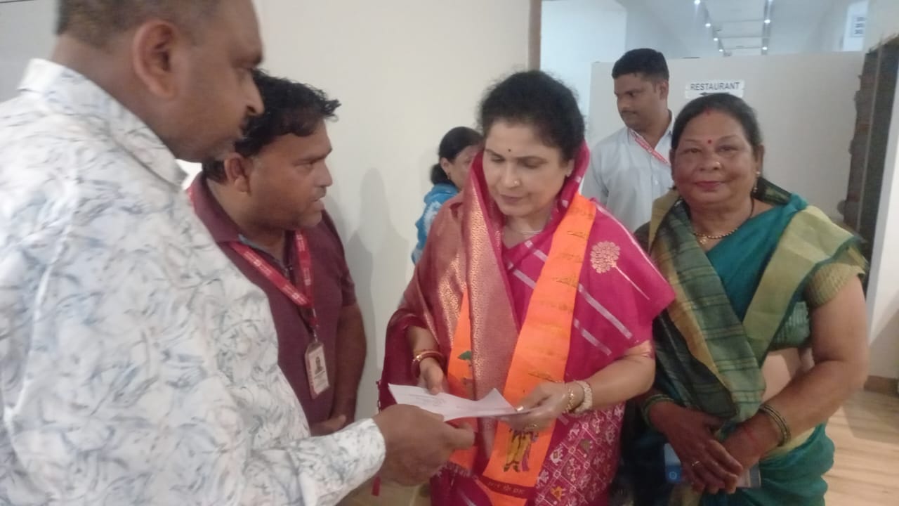 chanderi,   delegation met, Krishna Gaur  