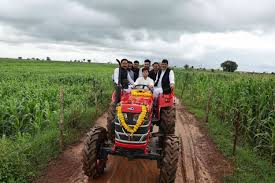 guna, Scindia reached Guna, driving a tractor