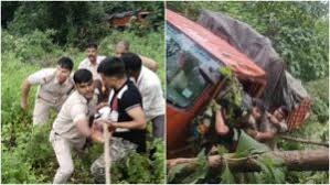 dewas, Eicher truck, deep ditch