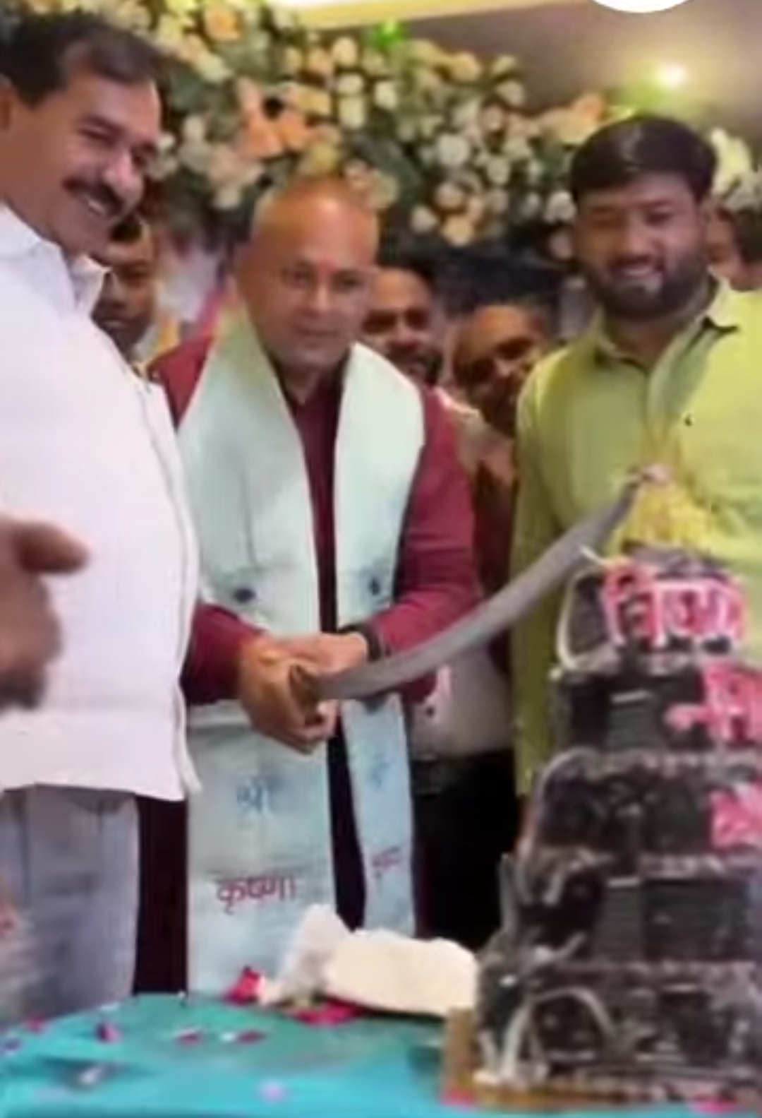 jabalpur, Viral video ,MLA cutting cake 