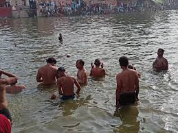 khandwa, Devotees gathered , pray for salvation 