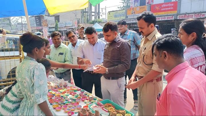 mandla, Collector and Superintendent, dung lamps