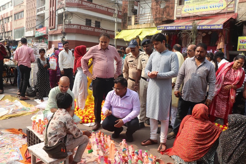 indore,   Collector reached, Rajwada and spread  