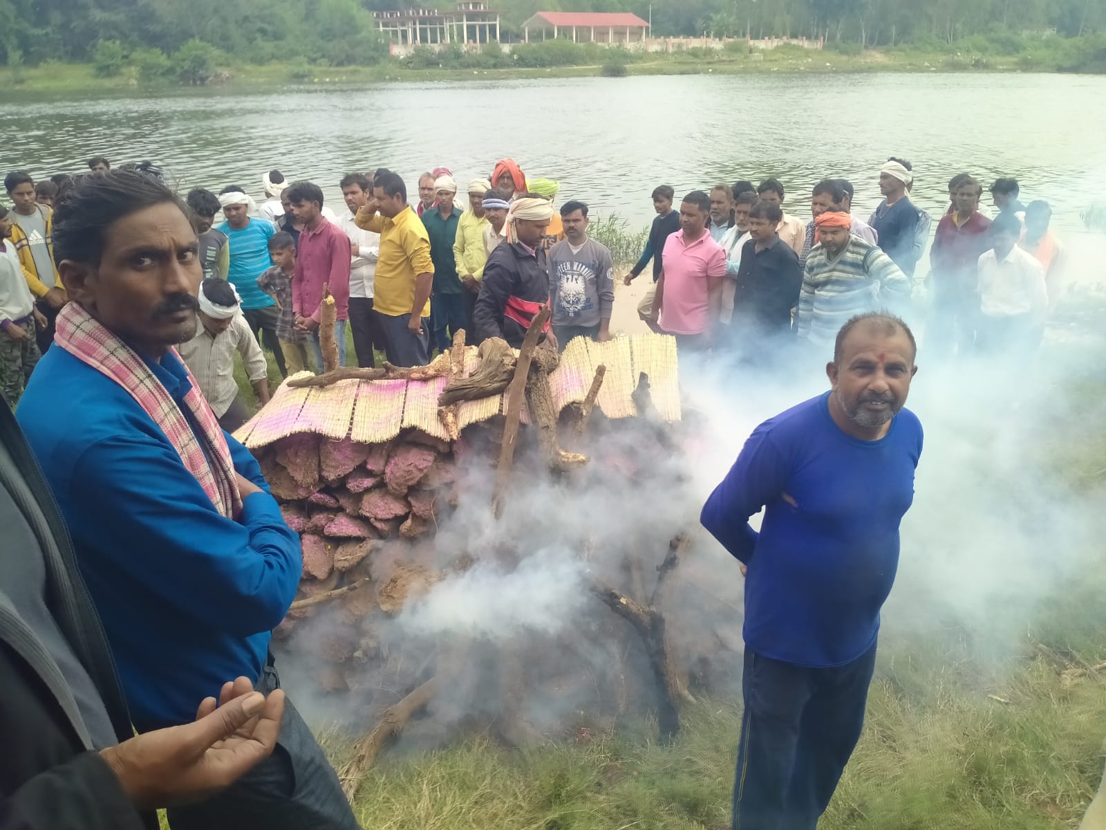 shivpuri, Villagers were troubled, perform the last rites