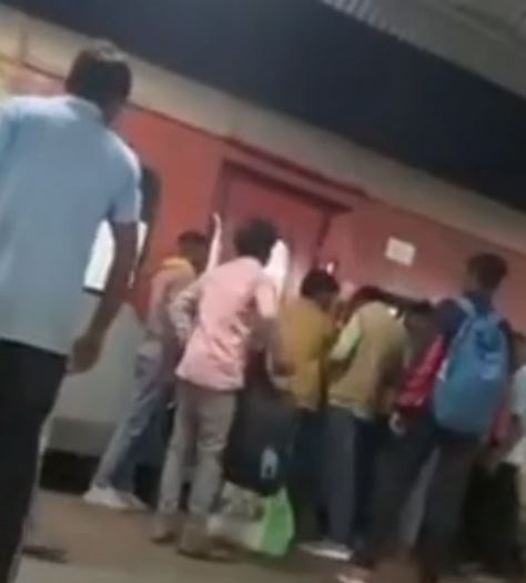 jabalpur, Video   passenger , station goes viral