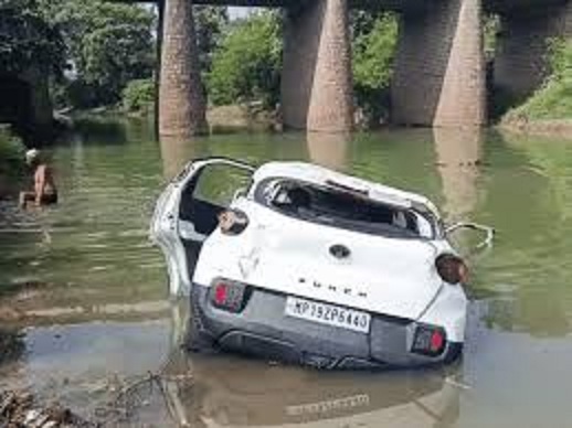 satna, Uncontrolled car ,falls into Barua river, doctor dies