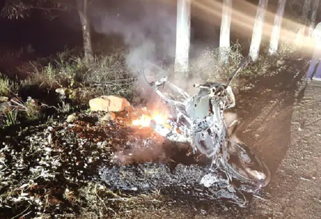 dindori, Bike catches fire,pickup 