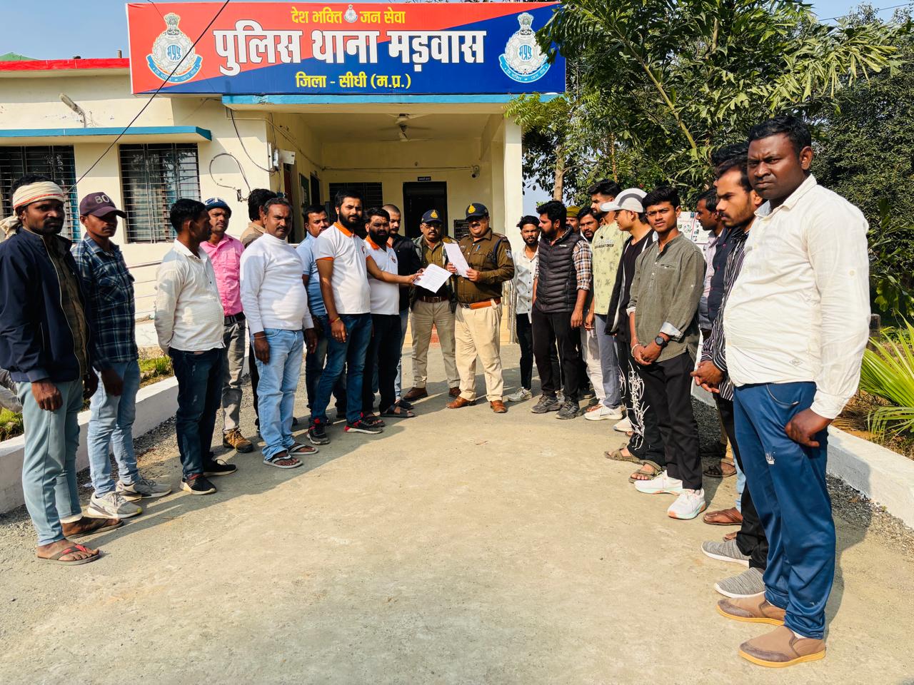 Sidhi , MP , Vishwa Hindu Parishad ,  Bajrang Dal submitted ,  memorandum , against , Maulana Madani