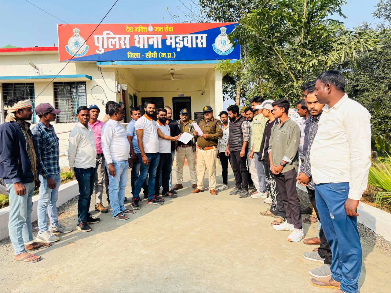 Sidhi , MP , Vishwa Hindu Parishad ,  Bajrang Dal submitted ,  memorandum , against , Maulana Madani