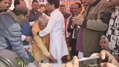  BJP MLA ,  touches feet , Mahaaryaman Scindia ,  Shivpuri