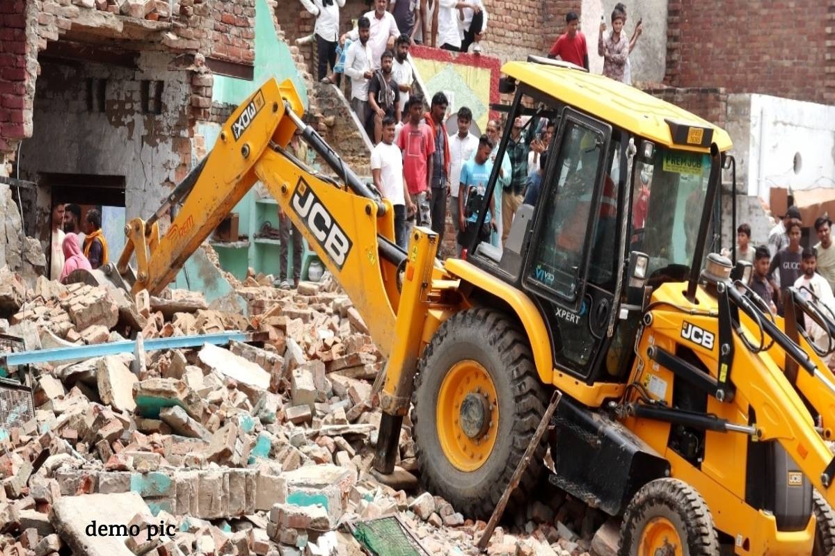 Orange .Metro work accelerates,house, shops demolished
